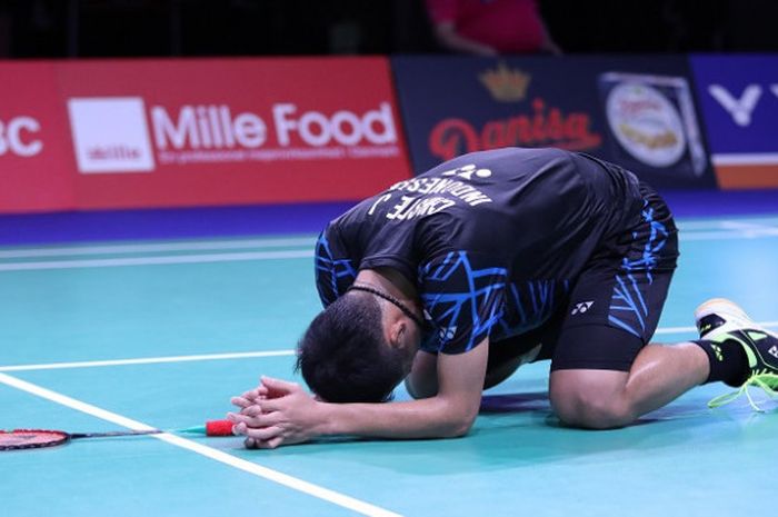 Pebulu tangkis tunggal putra Indonesia, Jonatan Christie, bereaksi setelah gagal ke perempat final Denmark Open 2018 di Odense Sports Park, Kamis (18/10/2018).