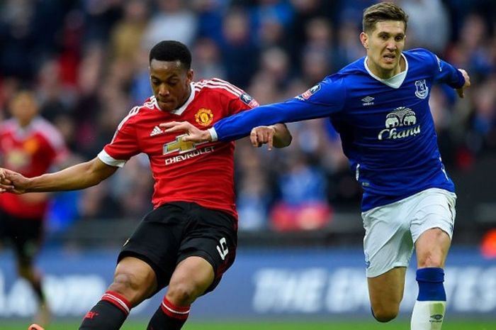 Bek Everton, John Stones (kanan), mencoba menghentikan striker manchester United, Anthony Martial, dalam pertandingan semifinal Piala FA 2015-2016 di Stadion Wembley, London, Inggris, pada 23 April 2016.