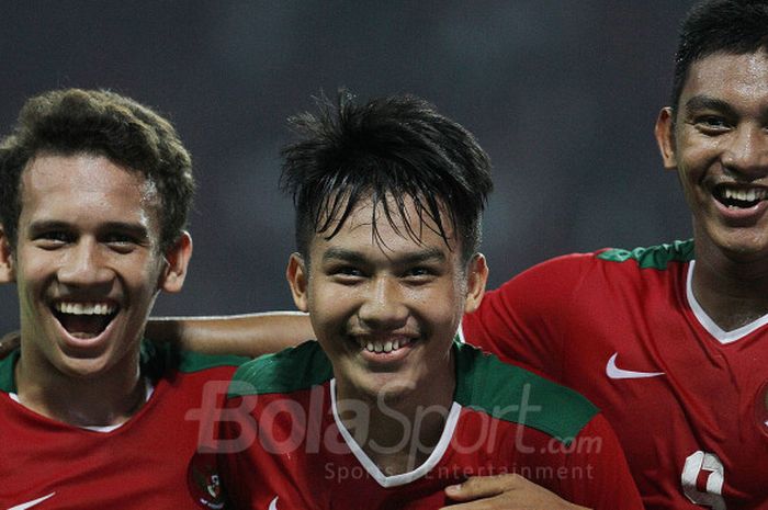 Pemain tim nasional U-19 Indonesia, Egy Maulana (kiri) dan Muhammad Rafli (kanan) merayakan gol Witan Sulaman (tengah) seusai membobol gawang Thailand pada pertandingan persahabatan di Stadion Wibawa Mukti, Cikarang, Minggu (8/10/2017). 