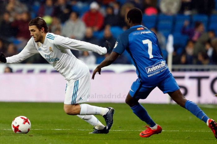 Gelandang pengatur serangan Real Madrid, Mateo Kovacic (kiri), berusaha melewati hadangan pemain Fuenlabrada, Yaw Annor, saat kedua tim bertemu di Copa del Rey pada Rabu (29/11/2017).