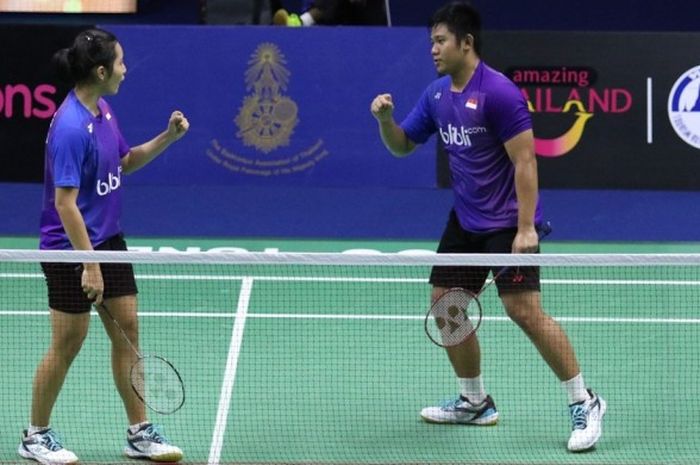 Pasangan ganda campuran nasional, Yantoni Edy Saputra/Marsheilla Gischa Islami, melakukan selebrasi seusai memenangi poin atas lawan mereka, Nipitphon Puangpuapech/Jongkolphan Kititharakul (Thailand), pada babak pertama Thailand Masters yang berlangsung di Nimibutur Stadium, Bangkok, Rabu (8/2/2017). Yantoni/Gischa menang dengan 5-21, 21-19, 21-19.