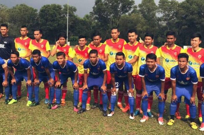 Para pemain Persiraja (biru) pose bersama pilar-pilar Selangor United jelang uji coba di Stadion Mini Shah Alam, Selangor pada 19 Februari 2018. 