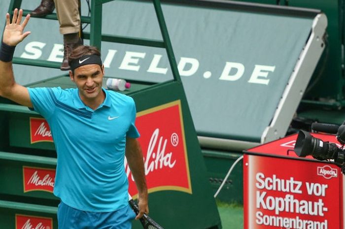 Petenis putra Swiss, Roger Federer, melakukan selebrasi setelah menang atas Aljaz Bedene (Yugoslavia) di turnamen Halle Open, Jerman, Selasa (19/6/2018).