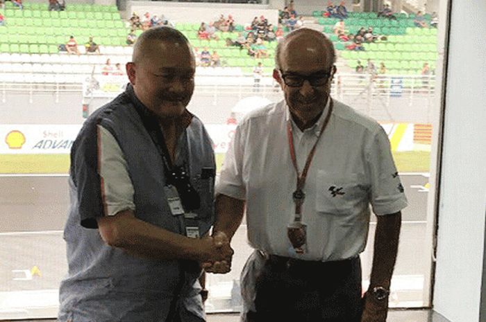 : Gubernur Sumatera Selatan, Alex Noerdin bersama dengan CEO Dorna, Carmelon di sirkuit Sepang Malaysia