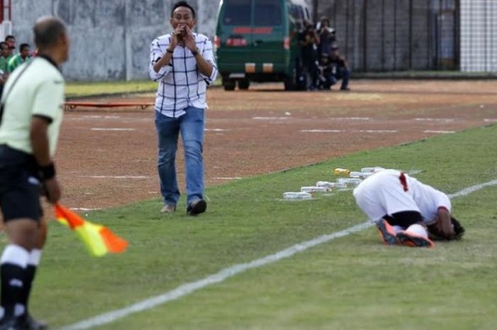 Pelatih Persis Solo, Widiyantoro meneriaki wasit saat salah satu pemainnya, Bakori Andreas terjatuh karena dilanggar pemain tuan rumah Persiba pada laga Grup 4 Liga 2 musim 2017 di Stadion Sultan Agung, Bantul, Minggu (7/5/2017).
