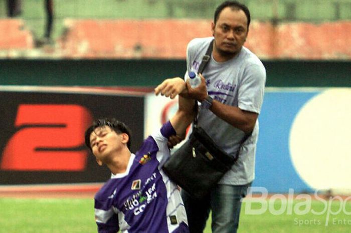 Pemain Persik Kediri, Risna Ranggalelana bersedih seusai dikalahkan PSIR Rembang 0-1 dalam Babak Playoff Liga 2. Pelatih Riono Asnan membantunya berdiri.