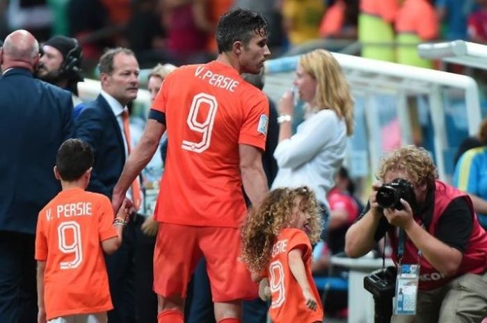 Penyerang timnas Belanda, Robin van Persie, berjalan bersama anaknya, Shaqueel dan Dina, setelah mengalahkan Kosta Rika dalam pertandingan perempat final Piala Dunia 2014 di Fonte Nova Arena, Salvador, Brasil, 5 Juli 2014.