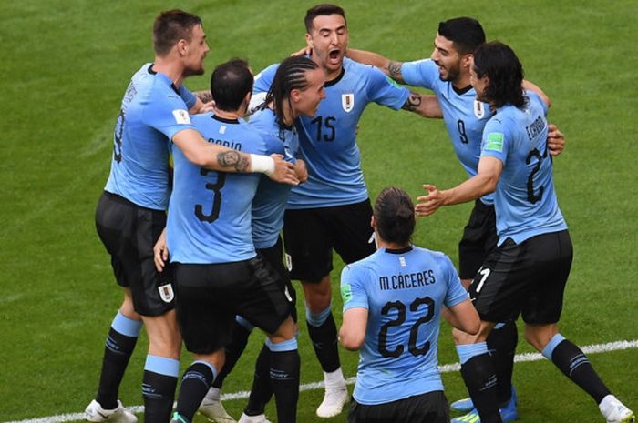 Para pemain timnas Uruguay saat merayakan gol kedua timnya ke gawang Rusia dalam pertandingan Grup A Piala Dunia 2018 di Stadion Samara Arena, Samara, Rusia, pada Senin (25/6/2018).