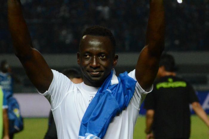 Gelandang Arema asal Mali sekaligus pemain Persib pada 2014, Makan Konate saat menyapa Bobotoh di Stadion Gelora Bandung Lautan Api, Kamis (13/9/208).