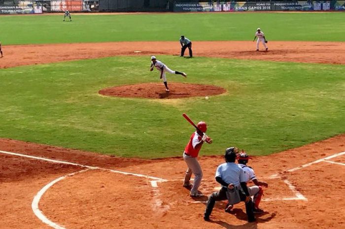 Sebuah pertandingan digelar di Lapangan Softball dan Baseball Gelora Bung Karno, Senayan, Jakarta.