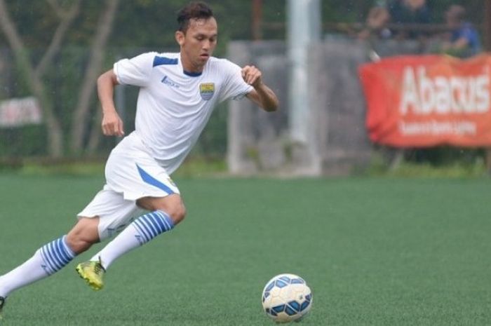 Gelandang Persib, Rachmad Hidayat beraksi di Lapangan Football Plus, Jalan Sersan Bajuri, Kabupaten Bandung Barat, Selasa (15/3/2016).