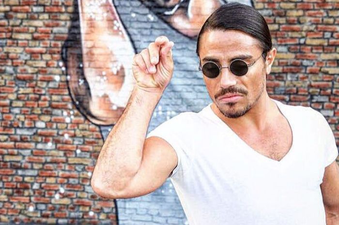 Chef asal Turki, Nusret Gokce, atau yang lebih populer dengan sebutan Salt Bae.