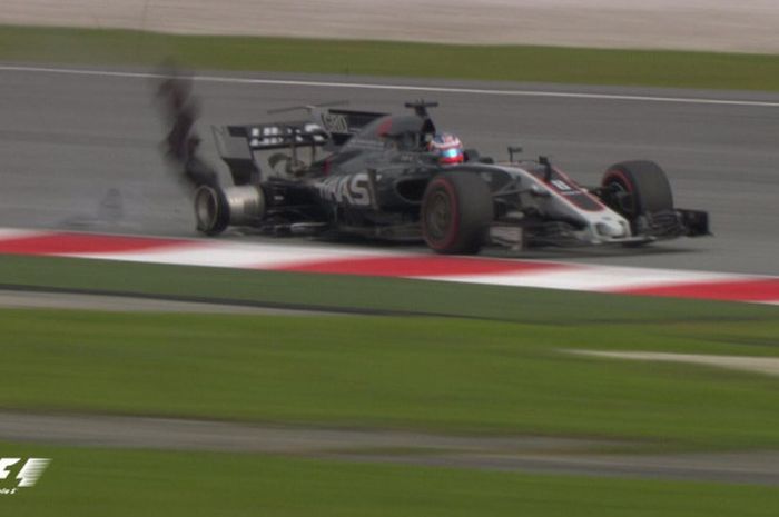 Pebalap Haas, Romain Grosjean, mengalami pecah ban karena melindas penutup drainase saat tampil di FP2 GP Malaysia (29/9/2017).