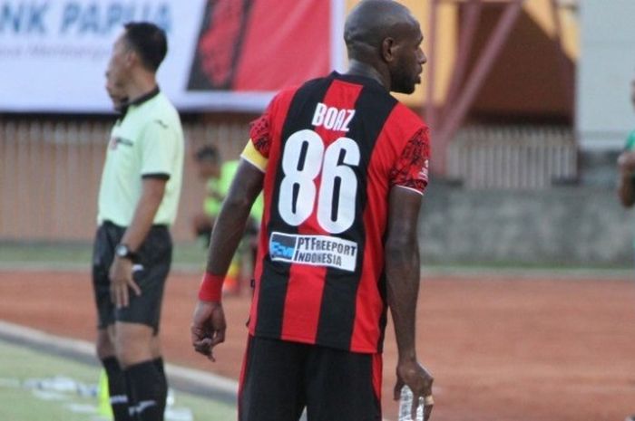 Kapten sekaligus penyerang Persipura, Boaz TE Solossa saat timnya menjamu Perseru di Stadion Mandala, Jayaoura, 28 Mei 2016. 