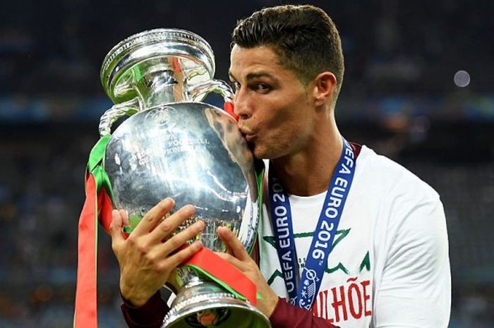 Penyerang tim nasional Portugal, Cristiano Ronaldo, mencium trofi Henri Delaunay atau Piala Eropa usai mengalahkan Prancis di partai final di Stadion Stade de France, Saint-Dennis, Prancis, pada Minggu (10/7/2016).