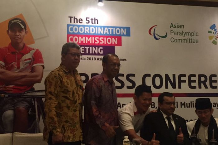Sekretaris Kementerian Pemuda dan Olahraga, Gatot Dewabroto (kedua dari kiri), saat hadir dalam konferensi pers rapat komunikasi dan koordinasi Asian Para Games 2018 di Hotel Mulia, Jakarta, Jumat (13/4/2018). 