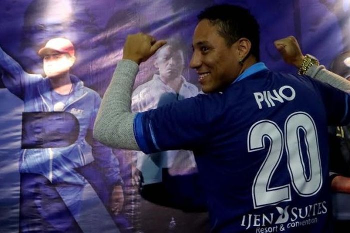 Penyerang asal Kolombia, Juan Pablo Pino saat diperkenalkan sebagai marquee player Arema FC, Senin (17/4/2017). 