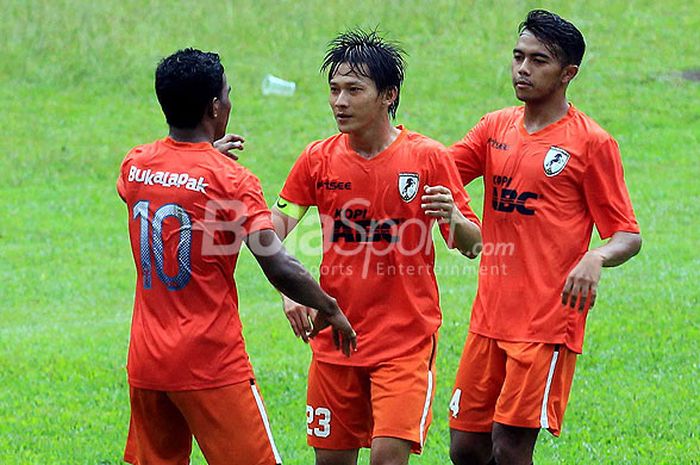 Kapten tim Malang United, Luxy Ariawan (tengah), merayakan gol bersama rekan setimnya saat melawan Kota Pahlawan Surabaya pada laga lanjutan Liga 3 Jawa Timur di Stadion Gajayana Malang, Jawa Timur, Rabu (18/04/2018) sore.