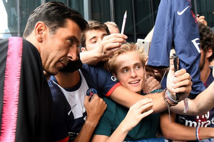 Kiper Paris Saint-Germain, Gianlugi Buffon, saat melayani permintaan foto dan tanda tangan dari para penggemarnya di Singapura, 25 Juli 2018.