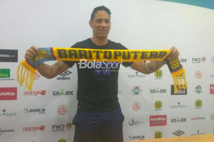 Juan Pablo Pino saat diperkenalkan sebagai pemain anyar Barito Putera di Ruang Media Stadion 17 Mei, Banjarmasin, Sabtu (28/4/2018).