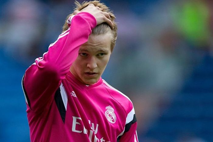 Gelandang Real Madrid, Martin Odegaard, dalam sesi pemanasan jelang laga La Liga 2014-2015 menghadapi Almeria di Stadion Santiago Bernabeu, Madrid, Spanyol, pada 29 April 2015.