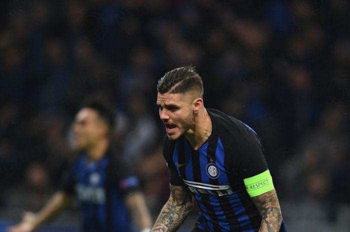 Penyerang Inter Milan, Mauro Icardi, merayakan gol yang dicetak ke gawang FC Barcelona dalam laga Gr