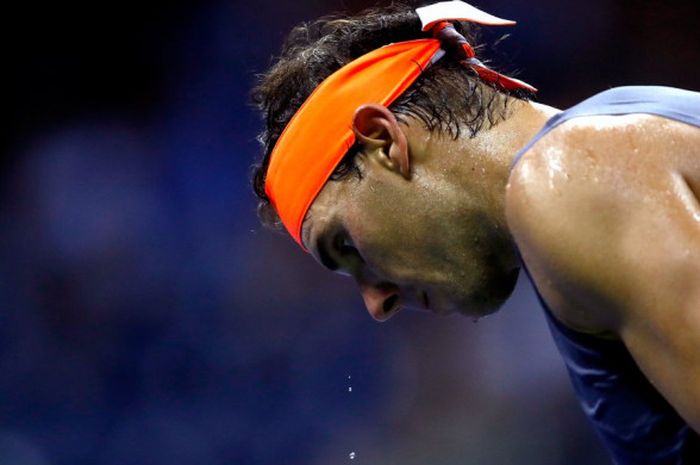 Rafael Nadal saat melakoni laga perempat final US Open 2018 kontra Dominic Thiem yang berlangsung di Arthur Ashe Stadium pada Selasa (4/9/2018) malam waktu Amerika Serikat.