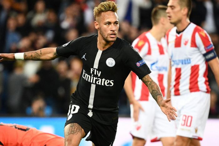 Selebrasi penyerang PSG, Neymar Junior, seusai mencetak gol ke gawang Crvena Zvezda pada laga Grup C Liga Champios 2018-2019 di Stadion Parc des Princes, Paris, Prancis, pada Rabu (3/10/2018).