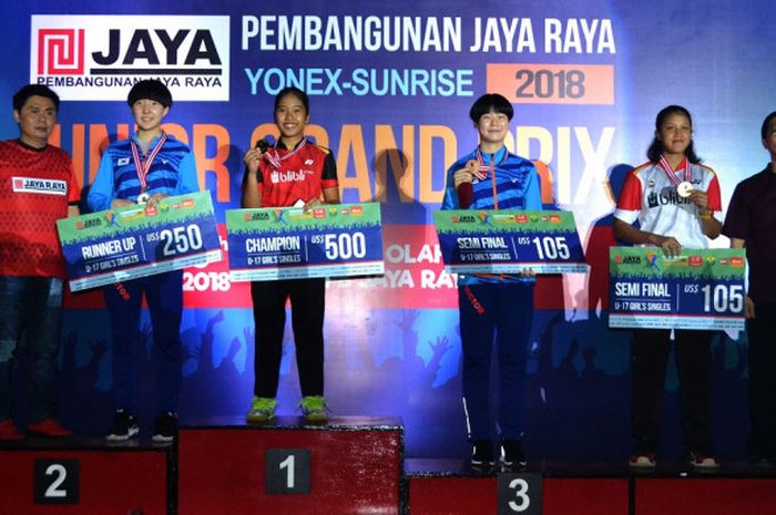 Pebulu tangkis junior Indonesia, Aisyah Sativa, berpose di atas podium kampiun turnamen Pembangunan Jaya Junior Grand Prix 2018 yang berlangsung di GOR PB Jaya Raya, Bintaro, Tangerang Selatan, Minggu (8/4/2018).