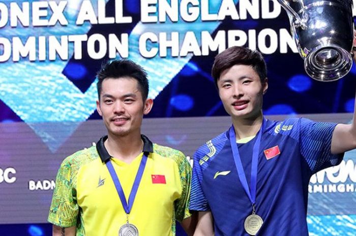 Shi Yuqi (kanan) menjadi kampiun All England Open 2018 setelah menang 21-19 16-21 21-9 atas sang senior, Lin Dan (kiri), pada final All England Open 2018, Minggu (18/3/2018), di Arena Birmingham, Birmingham, Inggris. 