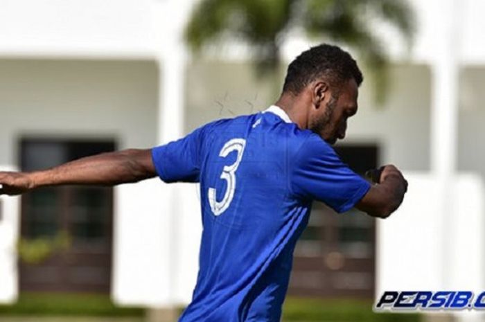 Patrich Wanggai saat mengikuti latihan bersama Persib Bandung.