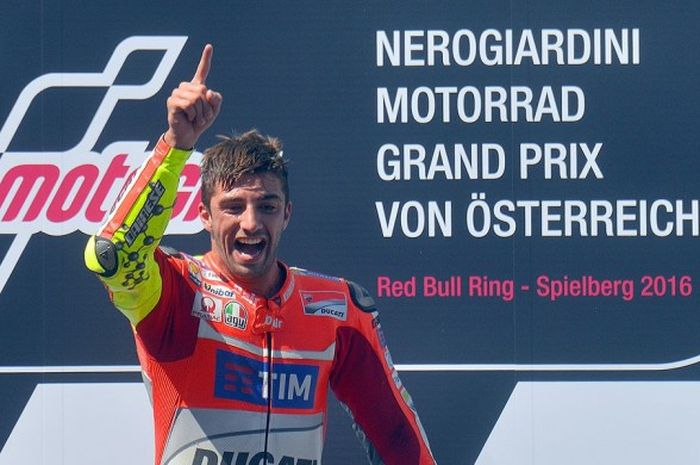 Pebalap tim Ducati, Andrea Iannone, merayakan kemenangannya di atas podium GP Austria pada 14 Agustus 2016.
