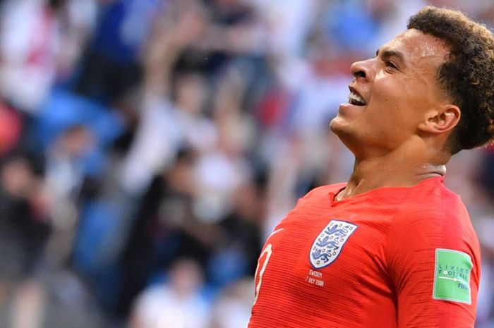   Gelandang Inggris, Dele Alli, merayakan gol yang dicetaknya ke gawang Swedia dalam partai perempat final Piala Dunia 2018 di Samara Arena, 7 Juli 2018.  