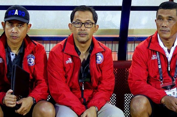 Pelatih Arema FC, Aji Santoso (tengah), saat menyaksikan laga babak 8 besar Piala Presiden 2017 antara Arema FC melawan Sriwijaya FC yang berakhir dengan skor 1-0 di Stadion Manahan Solo, Jawa Tengah, Minggu (26/02/2017).