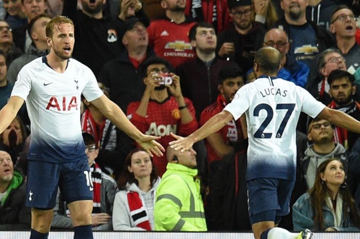 Penyerang Tottenham Hotspur, Harry Kane (kiri), merayakan gol yang dicetak bersama Lucas Moura dalam laga Liga Inggris kontra Manchester United di Stadion Old Trafford, Manchester pada 27 Agustus 2018.