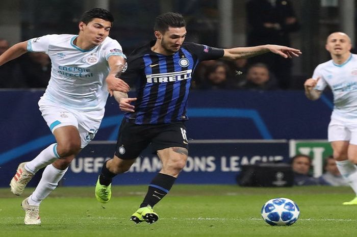 Winger Inter Milan, Matteo Politano, berduel dengan gelandang PSV Eindhoven, Erick Gutierrez, dalam penyisihan Grup B Liga Champions, Selasa (11/12/2018) di Stadion Giuseppe Meazza.