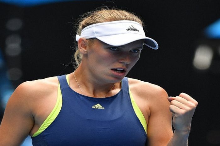Ekspresi Caroline Wozniacki saat menjalani pertandingan melawan Magdalena Rybarikova pada babak 16 besar Australian Open 2018, Minggu (21/1/2018).