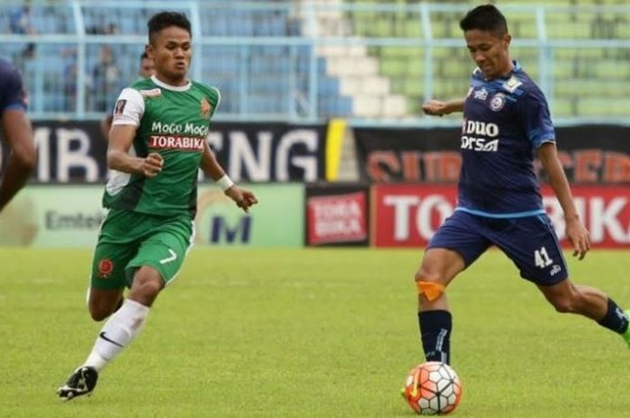 Striker PS TNI, Dimas Drajat (kiri) mencoba merebut bola yang dikuasai gelandang serang Arema FC, Dendi Santoso pada laga pamungkas Grup B Piala Sudirman 2017 di Stadion Kanjuruhan, Kab Malang, Kamis (16/2/2017) sore. 