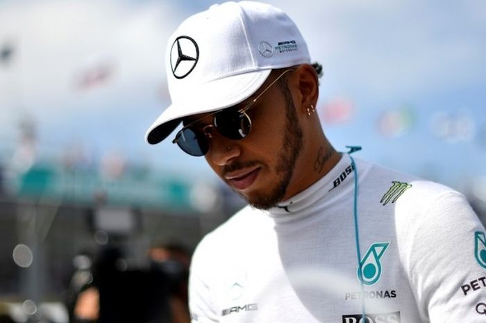 Pebalap Formula 1 yang membela tim Mercedes, Lewis Hamilton, saat mengikuti kegiatan parade pebalap sebelum balapan GP Australia di Sirkuit Melbourne Grand Prix, Albert Park, Minggu (26/3/2017) dimulai.