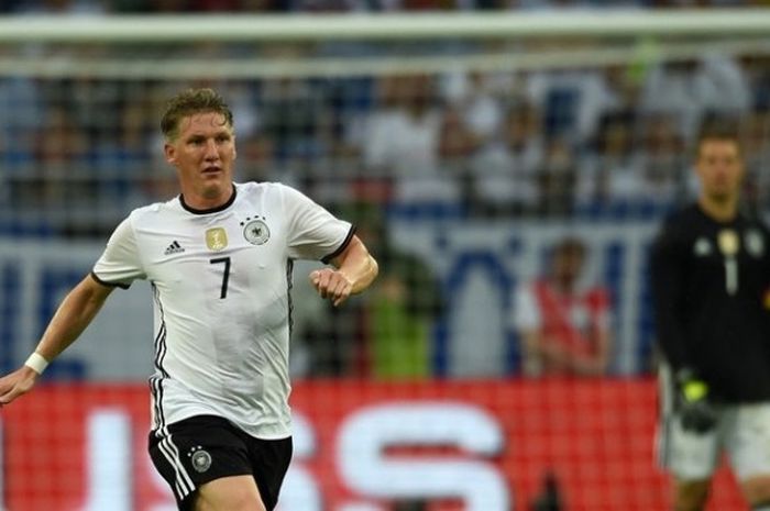 Bastian Schweinsteiger menggiring bola saat Jerman melawan Hungaria pada partai uji coba di Veltins Arena, 4 Juni 2016.