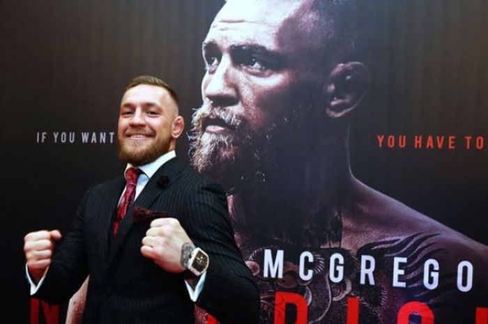 Conor McGregor berpose di depan foto sampul film terbarunya, Conor McGregor: Notorious.