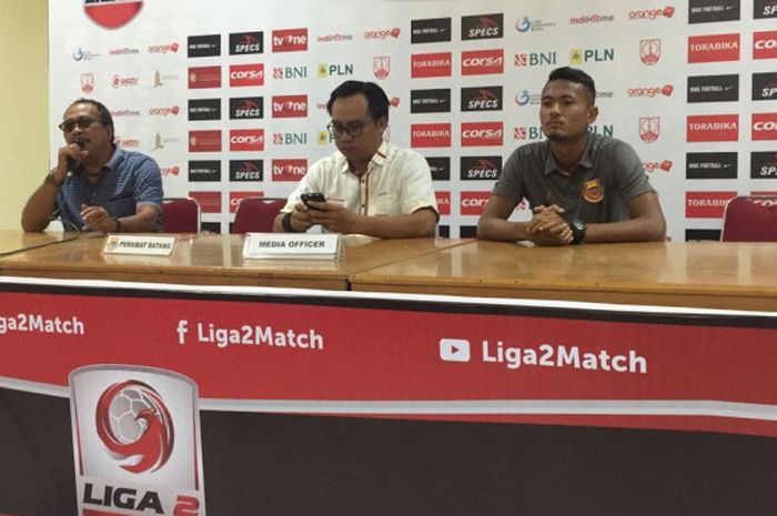 Pelatih Persibat Batang, Daniel Roekito (kiri) dalam sesi jumpa pers di Stadion Manahan, Solo pada Kamis (12/7/2018)