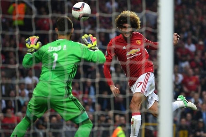 Aksi gelandang Manchester United, Marouane Fellaini (kanan), saat mencetak gol ke gawang Celta Vigo dalam pertandingan leg 2 semifinal Liga Europa 2016-2017 di Stadion Old Trafford, Manchester, Inggris, pada Kamis (11/5/2017).