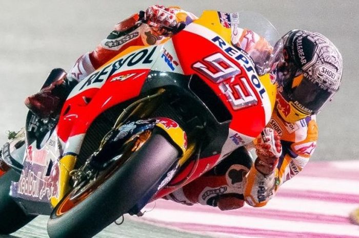Pebalap Repsol Honda asal Spanyol, Marc Marquez, memacu motornya pada hari ketiga tes pramusim MotoGP 2017 di Sirkuit Losail, Qatar, Minggu (12/3/2017).