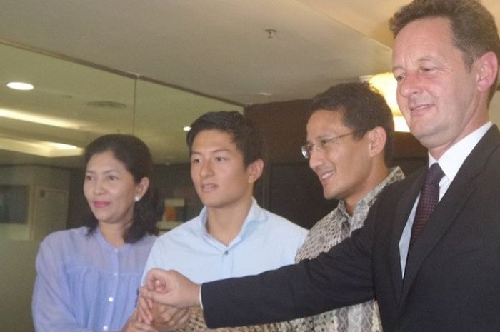 Pebalap Indonesia, Rio Haryanto (kedua dari kiri), bertemu dengan pengusaha muda Sandiaga Uno (ketiga dari kiri) di Gedung Recapital, Jakarta, Selasa (16/2/2016).