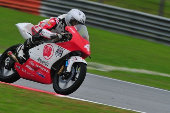 Pebalap Astra Honda Racing Team, Gerry Salim, memacu motornya pada balapan pertama Asia Talent Cup (ATC) 2017 di Sirkuit Sepang, Malaysia, Sabtu (28/10/2017).