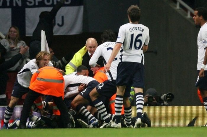 Pemain Tottenham merayakan gol Aaron Lennon di detik-detik akhir laga Derbi London Utara antara Arsenal versus Tottenham Hotspur di Emirates Stadium, 29 Oktober 2008.
