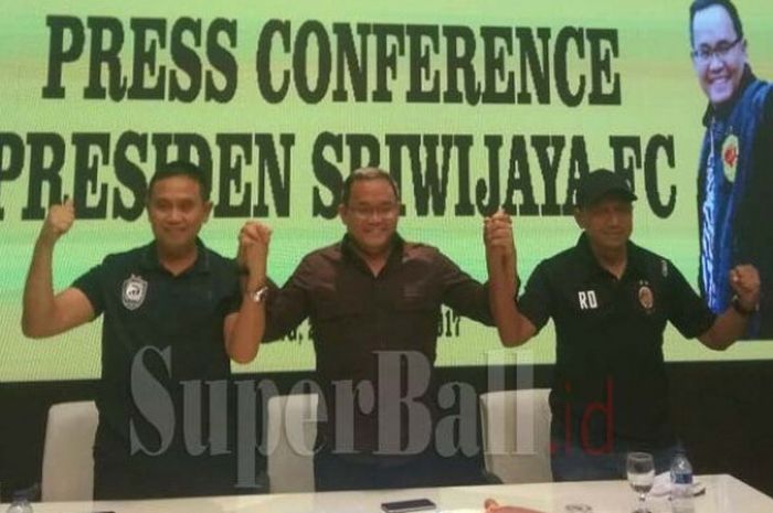 Presiden Sriwijaya FC Dodi Reza Alex Noerdin (tengah) mengumumkan perekrutan Rahmad Darmawan (kiri) di Kantor Gubernur Sumatera Selatan, Palembang, Jumat (24/11/2017).