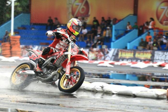 Pebalap Gerry Salim saat mengikuti Seri 3 76 Trial Game Asphalt 2017 yang berlangsung di Sirkuit Stadion Kanjuruhan Kepanjen Kabupaten Malang, Jawa Timur, Sabtu (16/12/2017).