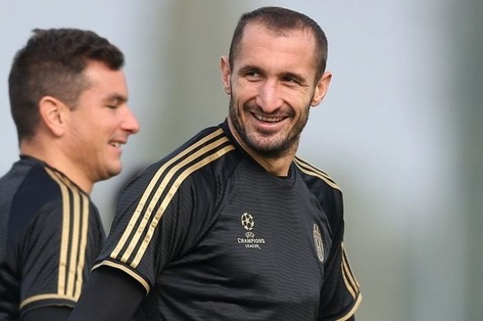 Bek Juventus, Giorgio Chiellini (kanan), menjalani sesi latihan klub di Vinovo, pada 20 Oktober 2015.
